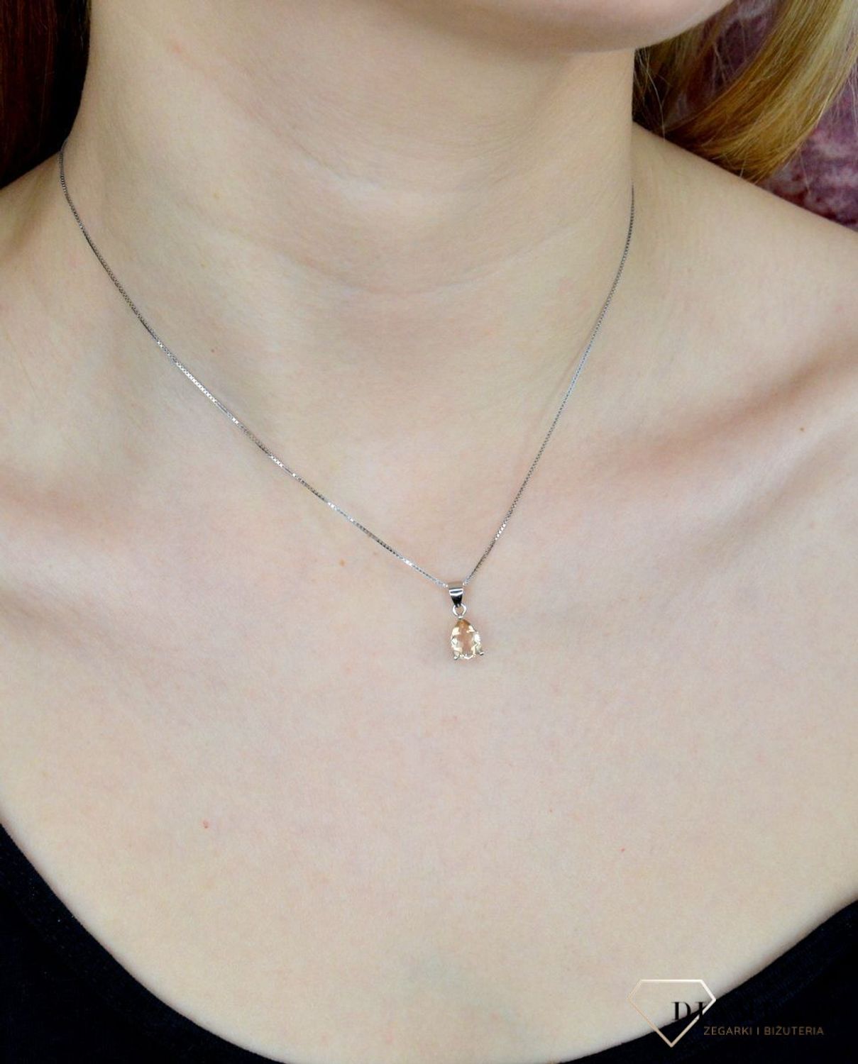 Zawieszka damska  Prosta elegancja  A0 12 Srebrna zawieszka o ponadczasowej formie uzupełniona cyrkonią. Została wykonana z najwyższej jakości srebra próby 925. Idealny pomysł na prezent..jpg